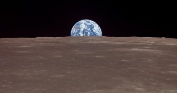 Wschód Ziemi ponad powierzchnią Księżyca, widoczny z pokładu pojazdu Apollo 11 (NASA)