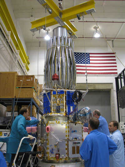 Montaż satelity TacSat-4 w Laboratorium Badawczym Marynarki Wojennej USA (Donna McKinney, US Naval Research Lab)