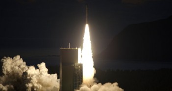 Rakieta Minotaur IV+ opuszcza wyrzutnię startową na wyspie Kodiak, wynosząc satelitę TacSat 4 (John F. Williams/US Navy)