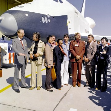 17 września 1976 roku - prezentacja promu Enterprise z aktorami seriali Star Trek i ówczesnym administratorem NASA (pierwszy po lewej) / Credits - NASA