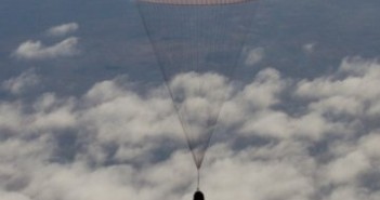 Opadająca na spadochronie kapsuła Sojuz / Credits: http://gctc.ru