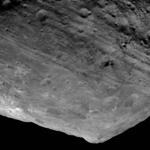 Ującie na centralne wzniesienie krateru Rheasilvia oraz żleby przebiegające dookoła tego krateru /Credits - NASA/JPL-Caltech/ UCLA/MPS/DLR/IDA  
