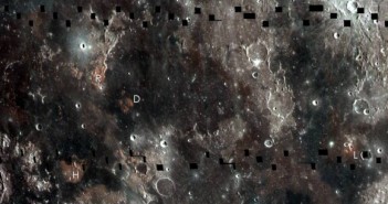 Obszary (czerwone miejsca), w których zaobserwowano więcej tytanu - mozaika obejmuje obszar 1000 km. Są to tereny widoczne z Ziemi / Credits - NASA/GSFC/Arizona State University