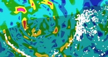 Mapa anomalii grawitacyjnych w miejscu impaktu meteorytu na półwyspie Jukatan. Czerwone i żółte obszary odpowiadają zwiększonej grawitacji, zielone i niebieskie – mniejszej. Białe kropki to cenoty, naturalne studnie krasowe. Najnowsze badania wskazują na to, że meteoryt nie był związany z rodziną Baptistiny. Credits: Wikipedia