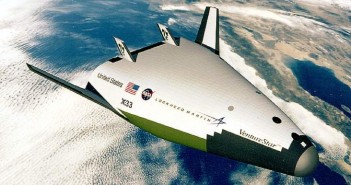 X-33 Venture Star miał być nastepcą wahadłowca Kosmicznego. Budowa anulowana - nie udało się przed laty wyprodukowac odpowiednio lekkich zbiorników paliwowych. Wizja artysty / Credit - NASA