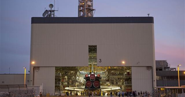 Hangar OPF 3, udostępniony Beingowi do produkcji kapsuły CST-100. Na zdjęciu prom Discovery wjeżdżający do hangaru (2010) / Źródło: NASA