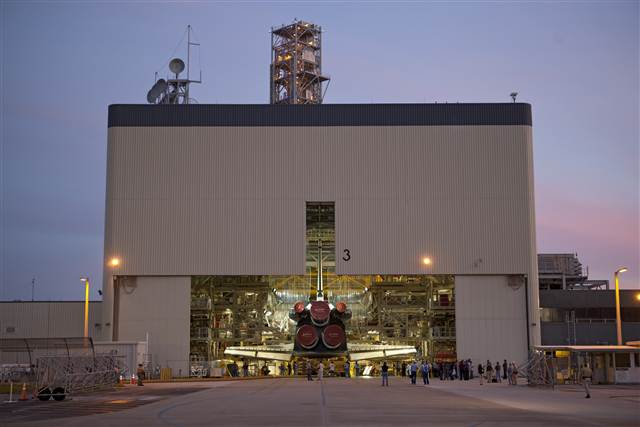Hangar OPF 3, udostępniony Beingowi do produkcji kapsuły CST-100. Na zdjęciu prom Discovery wjeżdżający do hangaru (2010) / Źródło: NASA