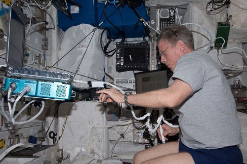 Michael Fossum dokonuje skanu swoich mięśni - zdjęcie z 3 października 2011 / Credits - NASA Michael Fossum dokonuje skanu swoich mięśni - zdjęcie z 3 października 2011 / Credits - NASA