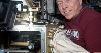 Michael Fossum pracuje nad eksperymentem związanym z koloidami. Zdjęcie z 11 października. / Credits - NASA
