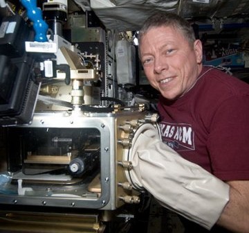 Michael Fossum pracuje nad eksperymentem związanym z koloidami. Zdjęcie z 11 października. / Credits - NASA