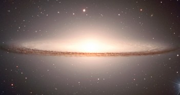 Galaktyka Sombrero uchwycona przez teleskop Very Large Telescope. Wokół niej widoczne jest halo starych gwiazd. Jednakże w wypadku tej galaktyki gwiazdy z halo nie są bogate w ciężkie elementy / Credit - ESO/P. Barthel