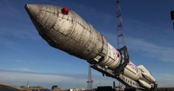 Wytaczanie Protona z satelitami GLONASS Kosmos-2475, 2476 i 2477 / Credits: Roskosmos