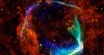 Dane podczerwone ze Spitzera oraz WISE ukazano na żółto i czerwono. Promieniowanie to emituje pył o temperaturze -200 stopni Celsjusza. / Credit - NASA/ESA/JPL-Caltech/UCLA/CXC/SAO