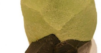 Prehnit, jeden z minerałów odkrytych przez europejskie i amerykańskie sondy orbitujące nad powierzchnią Marsa. Jego występowanie może wskazywać na aktywność hydrotermalną na tej planecie. (Źródło: Wikipedia, Autor: Mihael Simonic)