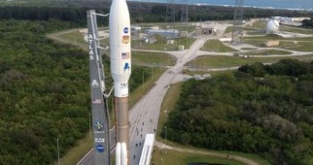 Rakieta Atlas 5 wyjeżdza na stanowisko startowe / Credits - NASA