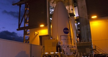Przygotowania do umieszczenia MSL na rakiecie Atlas V, 2 listopada 2011 / Credits: NASA