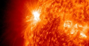 Rozbłysk M4.3 z 02.11.2011 - 12 minut po fazie maksymalnej rozbłysku / Credits - NASA, SDO