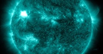 Godzina 04:42 CET - siedem minut po fazie całkowitego rozbłysku M3.7 / Credits - NASA, SDO
