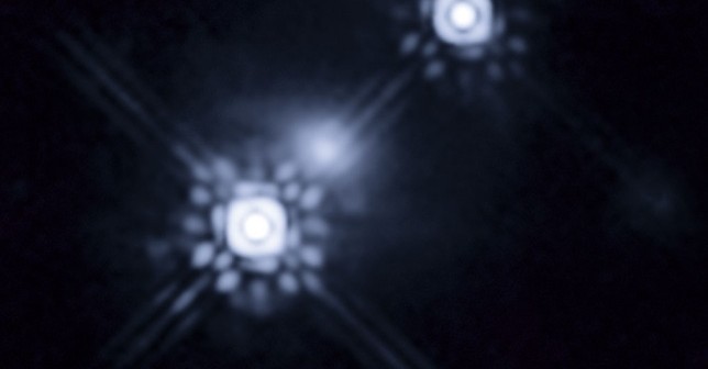 Kwazar obserwowany dzięki zjawisku soczewkowania grawitacyjnego. Kwazar jest na tym zdjęciu widoczny podwójnie, a cienka „mgiełka” dookoła niego to soczewkująca galaktyka / Credit - NASA, ESA, J.A. Muñoz