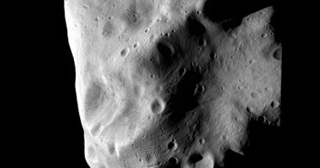Lutetia podczas największego zbliżenia sondy Rosetta / Credit - ESA 2010 MPS for OSIRIS Team MPS/UPD/LAM/IAA/RSSD/INTA/UPM/DASP/IDA