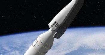 Europejski bezzałogowy statek powrotny umieszczony na szczycie rakiety Vega / Credits: ESA