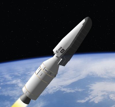 Europejski bezzałogowy statek powrotny umieszczony na szczycie rakiety Vega / Credits: ESA
