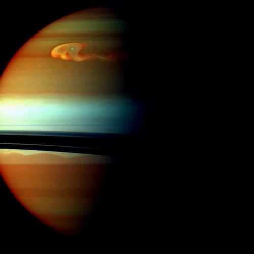 Zdjęcie przedstawiające głowę burzy w fałszywych kolorach, pozyskane przez sondę Cassini 24 grudnia 2010 roku. Specjalne filtry (bliskiej podczerwieni) umożliwiają określenie wysokości występowania chmur w atmosferze Saturna, (określają stopień absorpcji metanu). Czerwone i pomarańczowe kolory oznaczają chmury głęboko w atmosferze. Żółte i zielone (głównie u góry zdjęcia) są markerami chmur na średniej głębokości. Białe i niebieskie barwy odpowiadają wysoko położonym chmurom i oparom. (Credits: NASA/JPL-Caltech/Space Science Institute) Zdjęcie przedstawiające głowę burzy w fałszywych kolorach, pozyskane przez sondę Cassini 24 grudnia 2010 roku. Specjalne filtry (bliskiej podczerwieni) umożliwiają określenie wysokości występowania chmur w atmosferze Saturna, (określają stopień absorpcji metanu). Czerwone i pomarańczowe kolory oznaczają chmury głęboko w atmosferze. Żółte i zielone (głównie u góry zdjęcia) są markerami chmur na średniej głębokości. Białe i niebieskie barwy odpowiadają wysoko położonym chmurom i oparom. (Credits: NASA/JPL-Caltech/Space Science Institute)