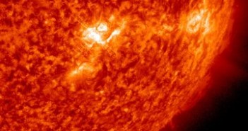 Godzina 19:14 CET - na dwie minuty przed fazą maksymalną rozbłysku / Credits - NASA, SDO