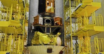Zamykanie ładowni Sojuza - u góry satelita Pleiades-1, poniżej widać 2 z 4 satelitów ELISA. SSOT umieszczony jest wewnątrz adaptera / Credits: Arianespace