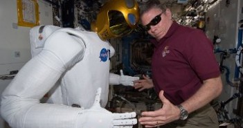 Mike Fossum testuje Robonautę 2 na ISS. Zdjęcie z 4 listopada 2011 / Credits - NASA