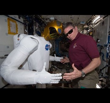 Mike Fossum testuje Robonautę 2 na ISS. Zdjęcie z 4 listopada 2011 / Credits - NASA
