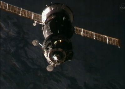 Sojuz w odległości około 40 metrów / Credits: NASA