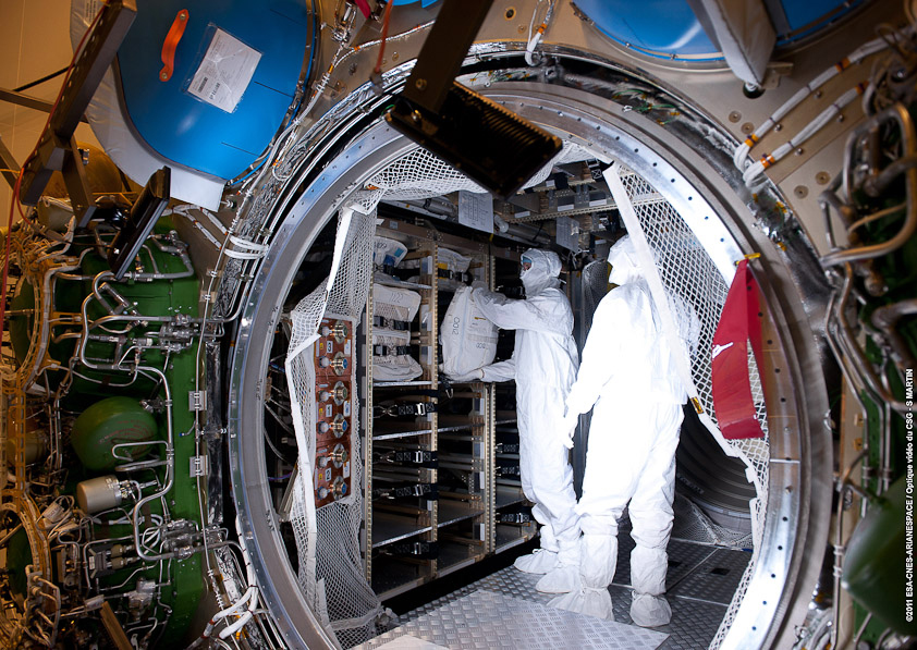 Załadunek sekcji ciśnieniowej ATV-3 (źródło: Arianespace)