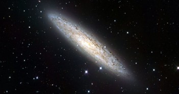 Zdjęcie NGC 253 z VST / Credit - ESO/INAF-VST oraz A. Grado/L. Limatola/INAF-Capodimonte Observatory