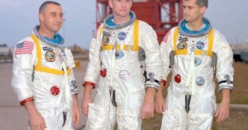 Załoga Apollo 1: od lewej Virgil Grissom, Edward White i Roger Chaffee / Źródło: NASA