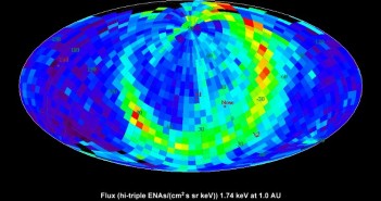Rozkład wysokoenergetycznych atomów neutralnych na niebie wskazuje na istnienie na granicy heliosfery struktury przypominającej pierścień. Obraz we współrzędnych galaktycznych. (Źródło: NASA, The IBEX Team)