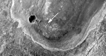 Opportunity sfotografowany przez sondę MRO. Łazik znajduje się w pobliżu krateru Endeavour na płaskowyżu Cape York, 10 września 2011 / Credits: NASA