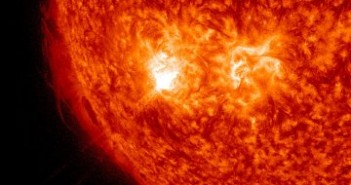 Moment rozbłysku M2.4 z grupy 1389 - 31 grudnia 2011 / Credits - NASA, SDO
