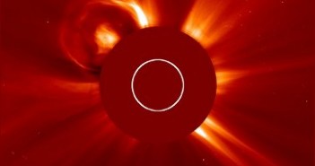 Koronalny wyrzut masy związany z rozbłyskiem z 16 stycznia 2012 / Credits - NASA, ESA, SOHO
