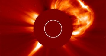 Koronalny wyrzut masy (CME), związany z rozbłyskiem X1.7 z 27 stycznia 2012 / Credits - NASA, ESA, SOHO