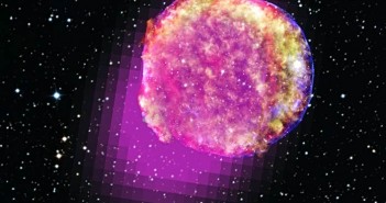 Dane z LAT pokazujące promieniowanie gamma emanujące z pozostałości po supernowej Tycho. Tutaj pasmo gamma zobrazowano w magnecie, promieniowanie X na żółto oraz zielono i niebiesko. Podczerwień jest tu czerwona, a tło to zdjęcie w świetle widzialnym / Credit – promieniowanie gamma: NASA/DOE/Fermi LAT Collaboration; promieniowanie X NASA/CXC/SAO; podczerwień NASA/JPL-Caltech; pasmo optyczne MPIA, Calar Alto, O. Krause et al. oraz DSS.