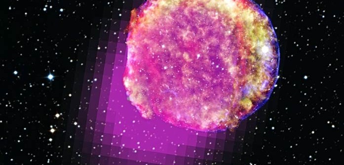 Dane z LAT pokazujące promieniowanie gamma emanujące z pozostałości po supernowej Tycho. Tutaj pasmo gamma zobrazowano w magnecie, promieniowanie X na żółto oraz zielono i niebiesko. Podczerwień jest tu czerwona, a tło to zdjęcie w świetle widzialnym / Credit – promieniowanie gamma: NASA/DOE/Fermi LAT Collaboration; promieniowanie X NASA/CXC/SAO; podczerwień NASA/JPL-Caltech; pasmo optyczne MPIA, Calar Alto, O. Krause et al. oraz DSS.