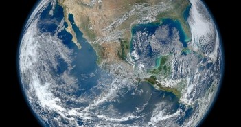 Ziemia sfotografowana przez przyrząd VIIRS, w trakcie 4 okrążeń 4 stycznia 2012 roku / Credits: NASA-NOAA
