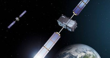 Wizja artystyczna dwóch pierwszych satelitów Galileo na orbicie / Credits: ESA - P. Carril