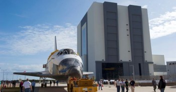 Moment transportu wahadłowca Endeavour z hali montażowej VAB (w tle) do hangaru OPF-2 / Credits: Kim Shiflett