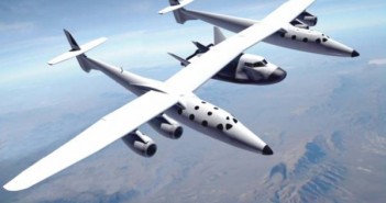 Statek Dream Chaser zawieszony pod WhiteKnightTwo, jednostce znanej z wynoszenia suborbitalnego statku SpaceShipTwo. Mini-wahadłowiec przejdzie pierwsze rzeczywiste testy aerodynamiczne właśnie przy wykorzystaniu statku-matki firmy Virgin Galactic / Credits: Sierra Nevada Corp.