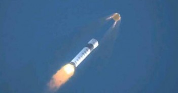 Wizja artystyczna wykorzystania systemu ratunkowego LAS kapsuły Dragon w razie problemów z rakietą Falcon 9 / Credit: SpaceX