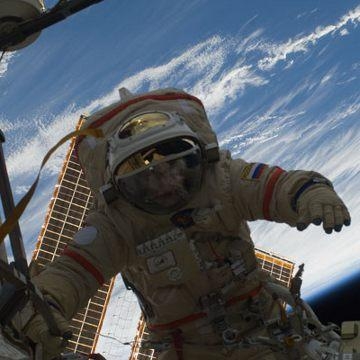 Kosmonauta w rosyjskim skafandrze Orlan-MK / Credits: NASA