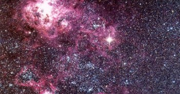 Zdjęcie z 1987 roku. Jasna gwiazda to supernowa SN 1987A / Credits - ESO