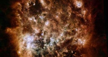 Ten nowy obraz Wielkiego Obłoku Magellana w świetle podczerwonym wykonany został przy użyciu Obserwatorium Kosmicznego Herschel (misja ESA przy udziale NASA) oraz Kosmicznego Teleskopu Spitzer (NASA) / Credits: ESA/NASA/JPL-Caltech/STScI